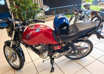 Jovem flagrado empinando moto no elevado Mamedio Bittar é levado à delegacia em Rio Branco