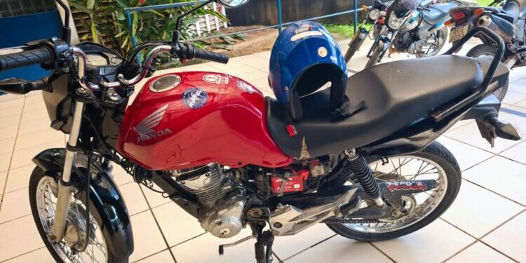 Jovem flagrado empinando moto no elevado Mamedio Bittar é levado à delegacia em Rio Branco