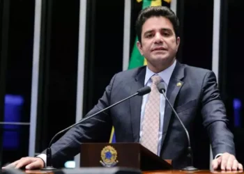 “Missão cumprida com serenidade”, diz Gladson ao anunciar saída do governo para disputar o Senado
