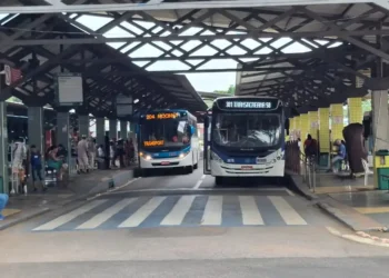 Motoristas de ônibus denunciam demissão em massa após paralisação por salários atrasados em Rio Branco