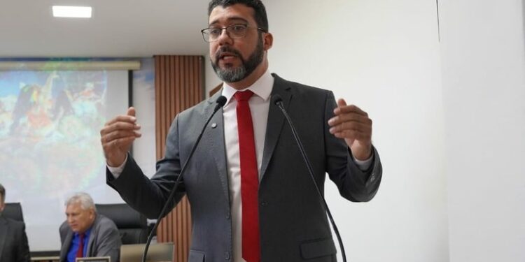 “Se é por falta de adeus, tchau”: André Kamai ironiza fala do dono da Ricco sobre deixar transporte coletivo do Acre