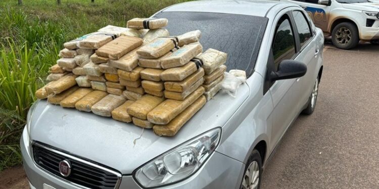Polícia intercepta carro com 88 kg de droga após tentativa de fuga em Rio Branco
