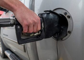 Gasolina mais cara e inflação: entenda os impactos da guerra no bolso do brasileiro