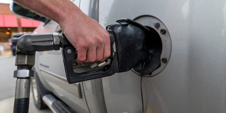 Gasolina mais cara e inflação: entenda os impactos da guerra no bolso do brasileiro