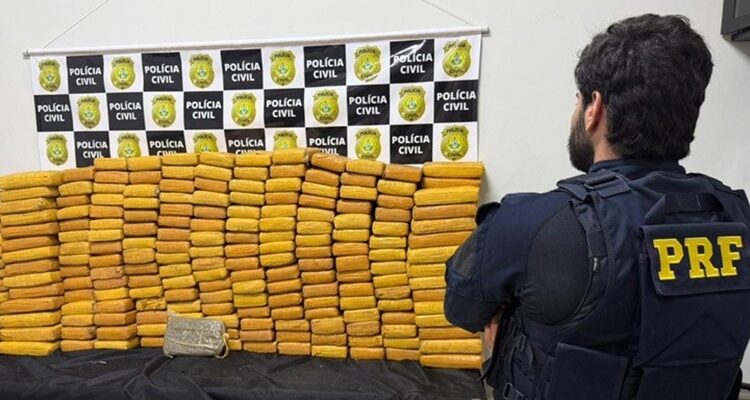 Carga de 230 kg de skunk é apreendida após fuga de suspeitos na BR-364, em Rio Branco