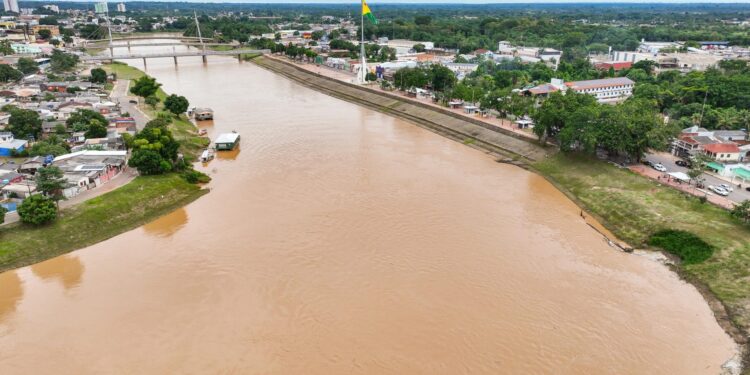 Rio Acre atinge 13,85 metros ao meio-dia e se aproxima da cota de transbordo em Rio Branco
