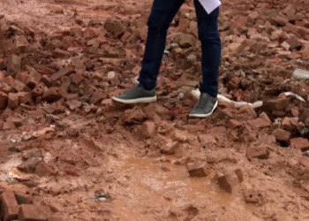 Sem solução pública, moradores gastam R$ 800 com pedras para tapar buracos em rua do bairro Rosa Linda