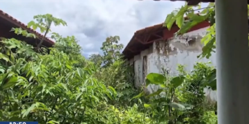 Obra de escola iniciada há 11 anos segue abandonada e tomada pelo mato em Tarauacá