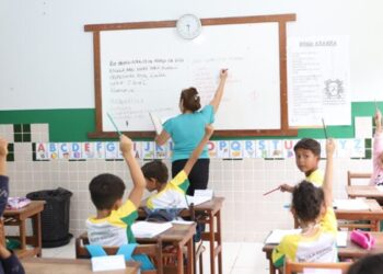 Mais de 390 professores do Acre receberão incentivo para comprar equipamentos tecnológicos