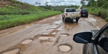 Crateras e prejuízos: motoristas enfrentam trechos perigosos na BR-364 entre Tarauacá e Cruzeiro do Sul