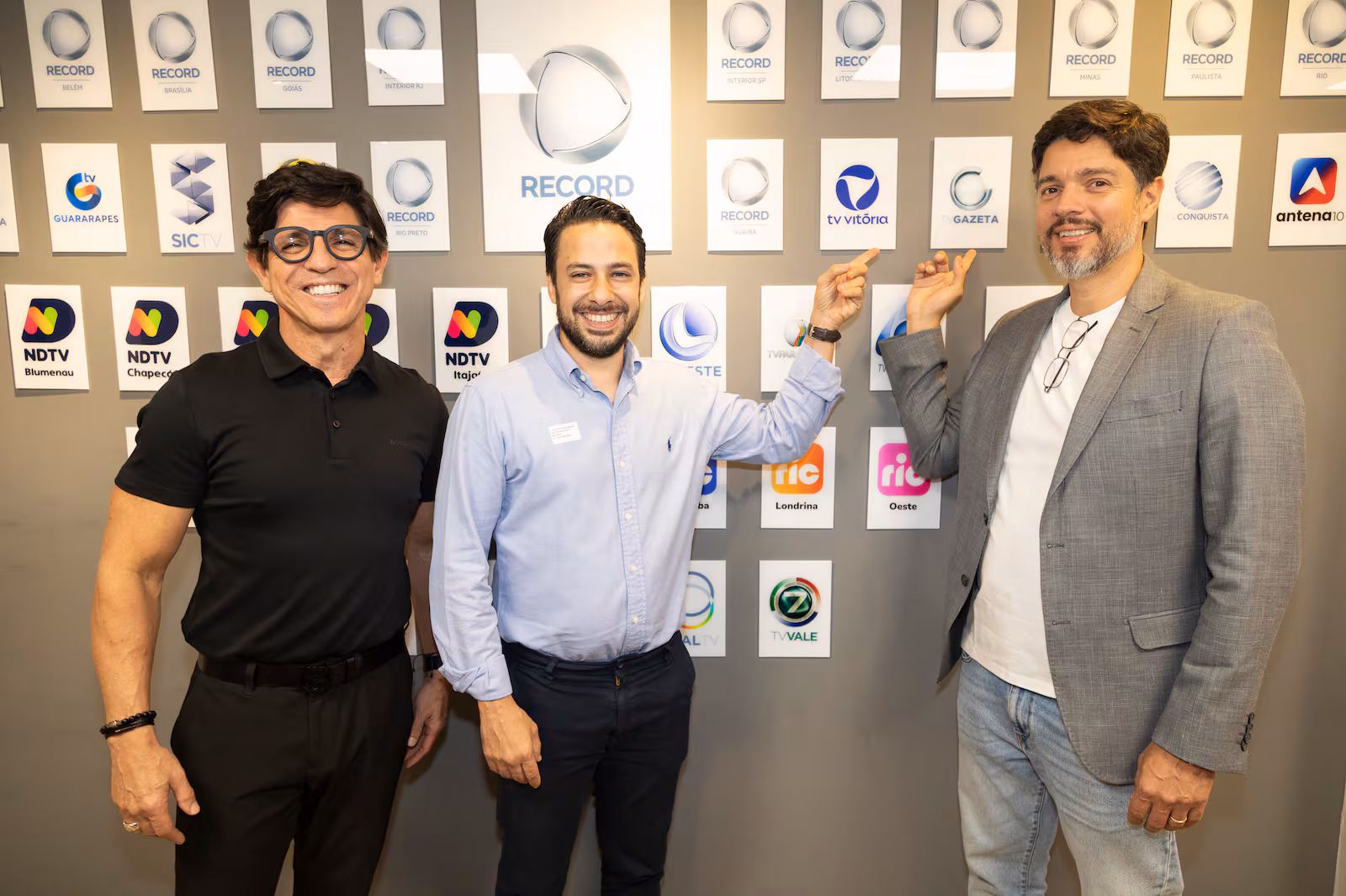 Divulgação RECORD EmissorasMoura e Oliveira também foram recebidos por André Dias, superintendente de Rede da RECORD Foto: Antonio Chahestian
