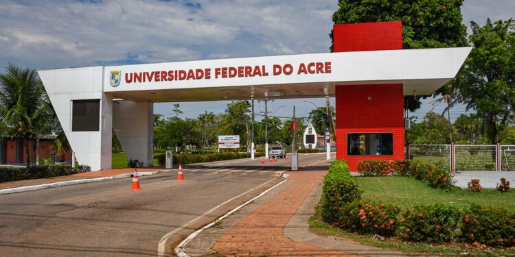 Ufac abre concurso com 8 vagas e salários de até R$ 5,2 mil no Acre