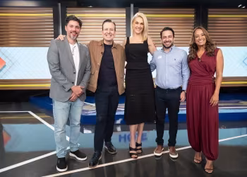 Divulgação RECORD Emissoras Marcello Moura, CEO da TV Gazeta, e Silvio Oliveira, gestor comercial, foram recepcionados pelos apresentadores do Hoje em Dia Foto: Antonio Chahestian