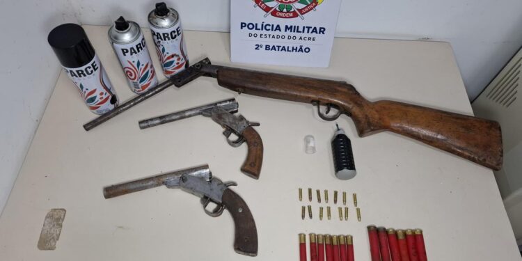 PM apreende armas, munições e granada caseira durante patrulhamento em Rio Branco