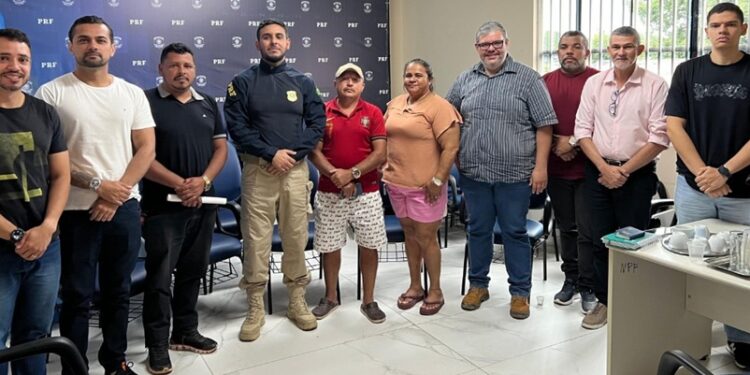 Trecho da BR-364 é liberado após reunião entre manifestantes da Cidade do Povo e representantes do poder público
