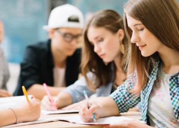 Beneficiários do Pé-de-meia nascidos em novembro e dezembro recebem incentivo nesta segunda-feira (30)