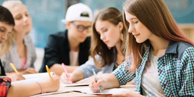 Beneficiários do Pé-de-meia nascidos em novembro e dezembro recebem incentivo nesta segunda-feira (30)