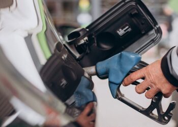 Por que o Brasil, que nada em petróleo, não consegue proteger o preço da gasolina?