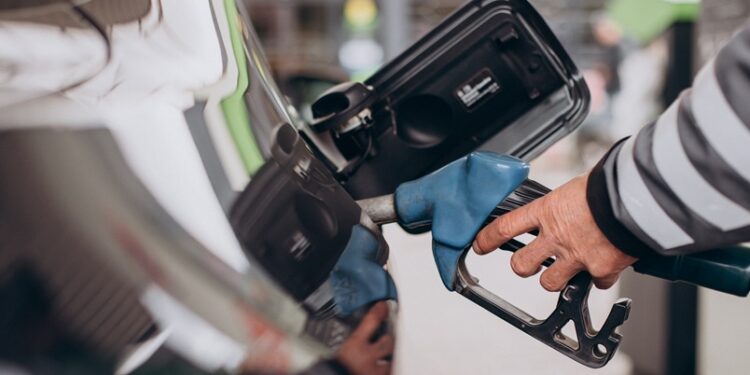 Por que o Brasil, que nada em petróleo, não consegue proteger o preço da gasolina?