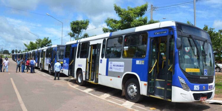Motoristas de ônibus encerram greve em Rio Branco após pagamento de salários