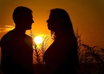 Coluna PsicologicaMente: Por que buscamos nos relacionamentos o que nos faltou na infância?