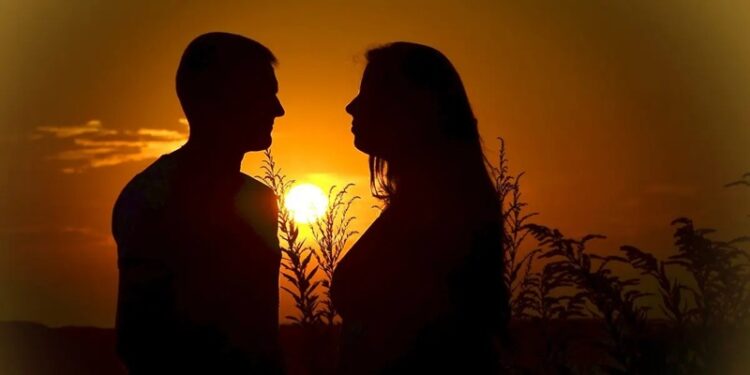 Coluna PsicologicaMente: Por que buscamos nos relacionamentos o que nos faltou na infância?