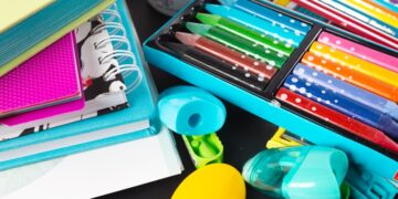 Lei que disponibiliza auxílio para a compra de material escolar é sancionada pelo governo do Acre