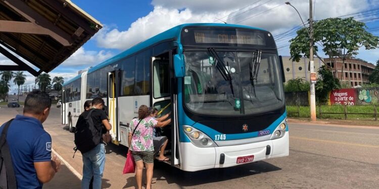 Ônibus voltam a circular nesta quinta-feira (23) após paralisação de 24h em Rio Branco