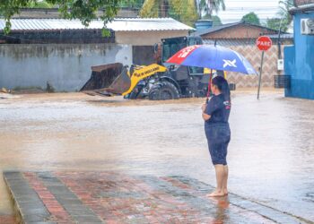 Prefeitura de Rio Branco instala gabinete de crise no bairro Plácido de Castro para atender famílias atingidas por enxurrada