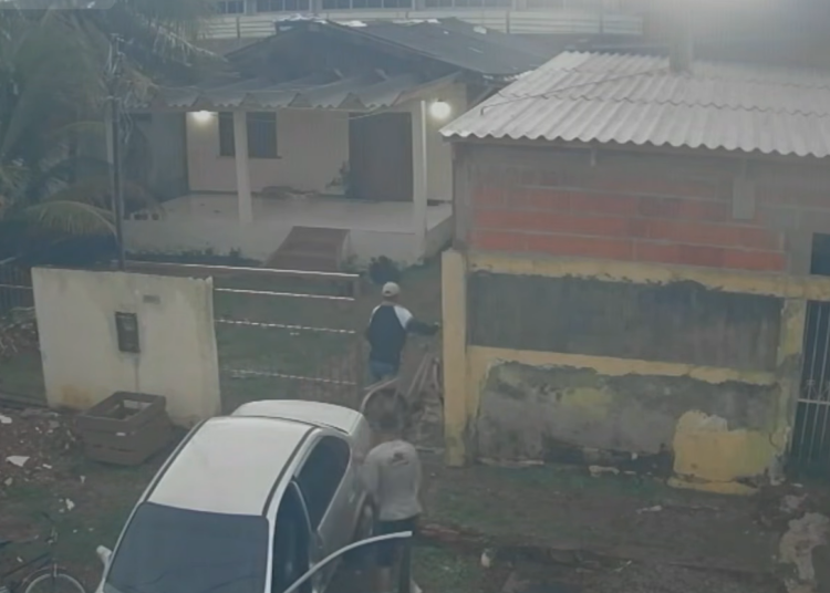 Mãe e filha são feitas reféns por trio armado com facas durante assalto em Rio Branco