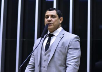 “É inadmissível que passagens no Acre sejam mais caras que viagens para a Europa”, diz Coronel Ulysses após aprovação de projeto que abre voos na Amazônia