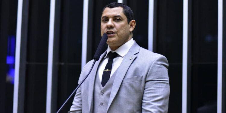“É inadmissível que passagens no Acre sejam mais caras que viagens para a Europa”, diz Coronel Ulysses após aprovação de projeto que abre voos na Amazônia