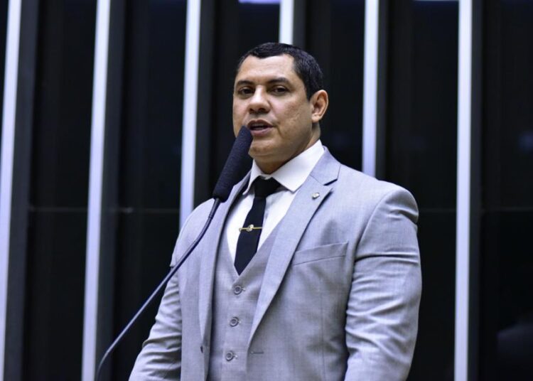 “É inadmissível que passagens no Acre sejam mais caras que viagens para a Europa”, diz Coronel Ulysses após aprovação de projeto que abre voos na Amazônia
