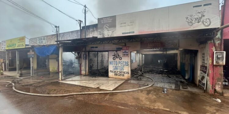 Incêndio atinge três salas comerciais e mobiliza Corpo de Bombeiros na capital