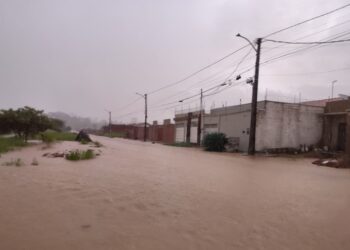 Prefeitura de Rio Branco instala gabinete de crise no bairro Plácido de Castro para atender famílias atingidas por enxurrada