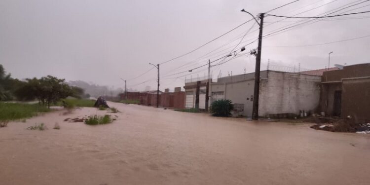 Prefeitura de Rio Branco instala gabinete de crise no bairro Plácido de Castro para atender famílias atingidas por enxurrada