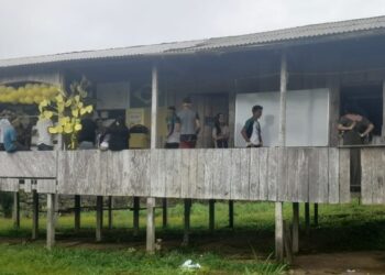 Alunos denunciam estrutura precária e falta de banheiro em escola de Tarauacá