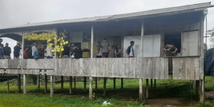 Alunos denunciam estrutura precária e falta de banheiro em escola de Tarauacá