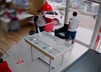 Dupla é presa suspeita de participação em assalto a loja de celulares em Rio Branco