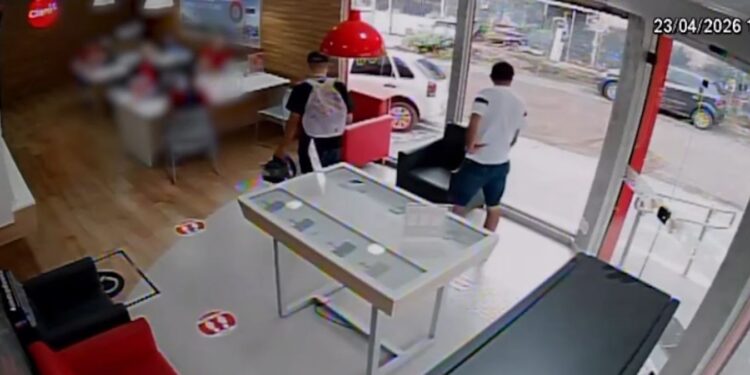 Dupla é presa suspeita de participação em assalto a loja de celulares em Rio Branco