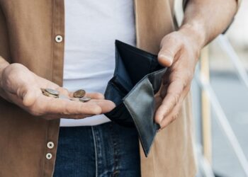 Crédito caro, salário curto e um programa que pode ajudar… ou não