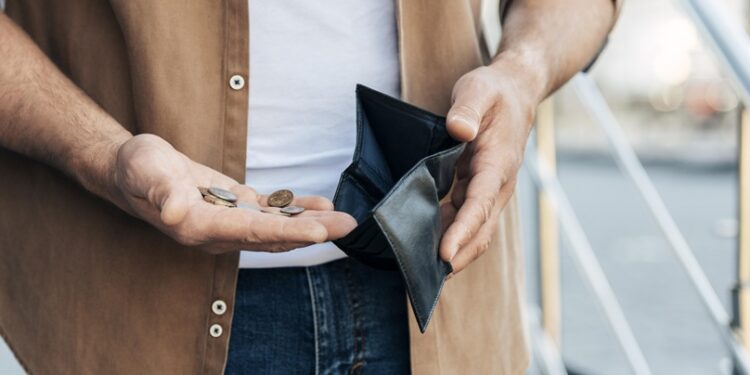 Crédito caro, salário curto e um programa que pode ajudar… ou não