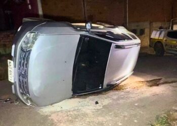 Colisão entre carros termina com veículo capotado no bairro Conquista, em Rio Branco