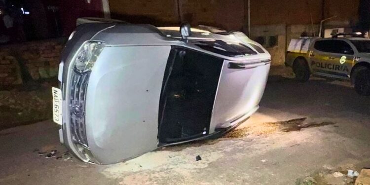 Colisão entre carros termina com veículo capotado no bairro Conquista, em Rio Branco