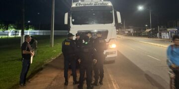 PMAC intercepta carreta da Ricco Transportes após decisão judicial que proíbe retirada de bens