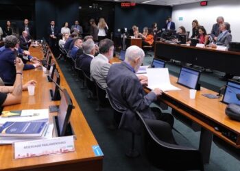 CCJ vota PEC do fim da escala 6×1 nesta quarta-feira após manobra de Hugo Motta