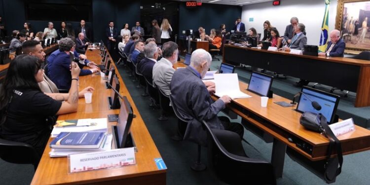 CCJ vota PEC do fim da escala 6×1 nesta quarta-feira após manobra de Hugo Motta