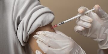 Nova regra exige que empresas orientem funcionários sobre vacinação e exames de câncer