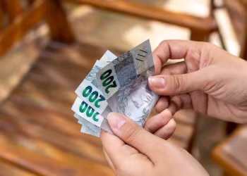 Salário mínimo ideal no Brasil deveria ser de R$ 7,4 mil, aponta pesquisa