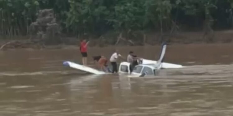 Avião monomotor pode ter tentado fazer pouso forçado antes de cair no rio Tarauacá, informa CBMAC